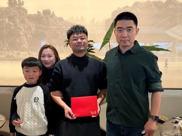 李想到海盐请救人车主吃饭李想到海盐去请救人车主吃饭，并送出了置换卡，三年内可以免