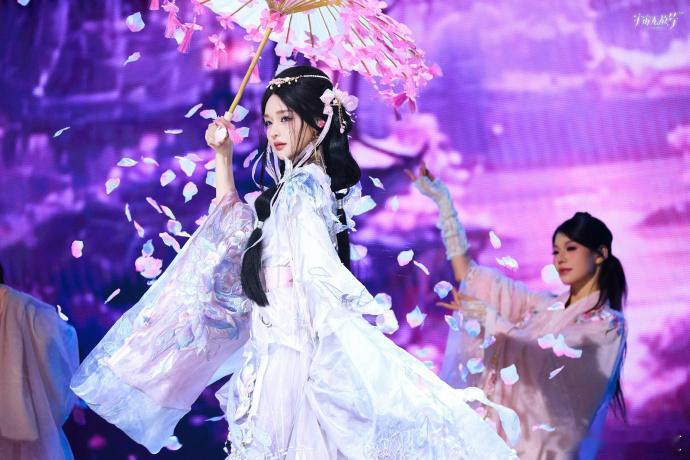 黄霄雲好多最后一次藏在里面黄霄雲演唱会藏下好多最后一次演唱，歌声满是告别，和粉丝