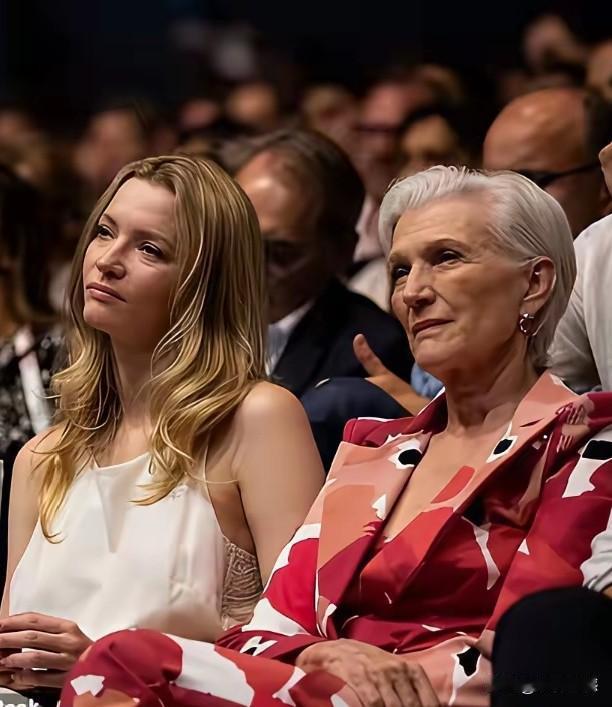 坐在马斯克母亲身旁的这个女子，人长得很一般，但是感觉比较能装腔作势，有点飘飘然的