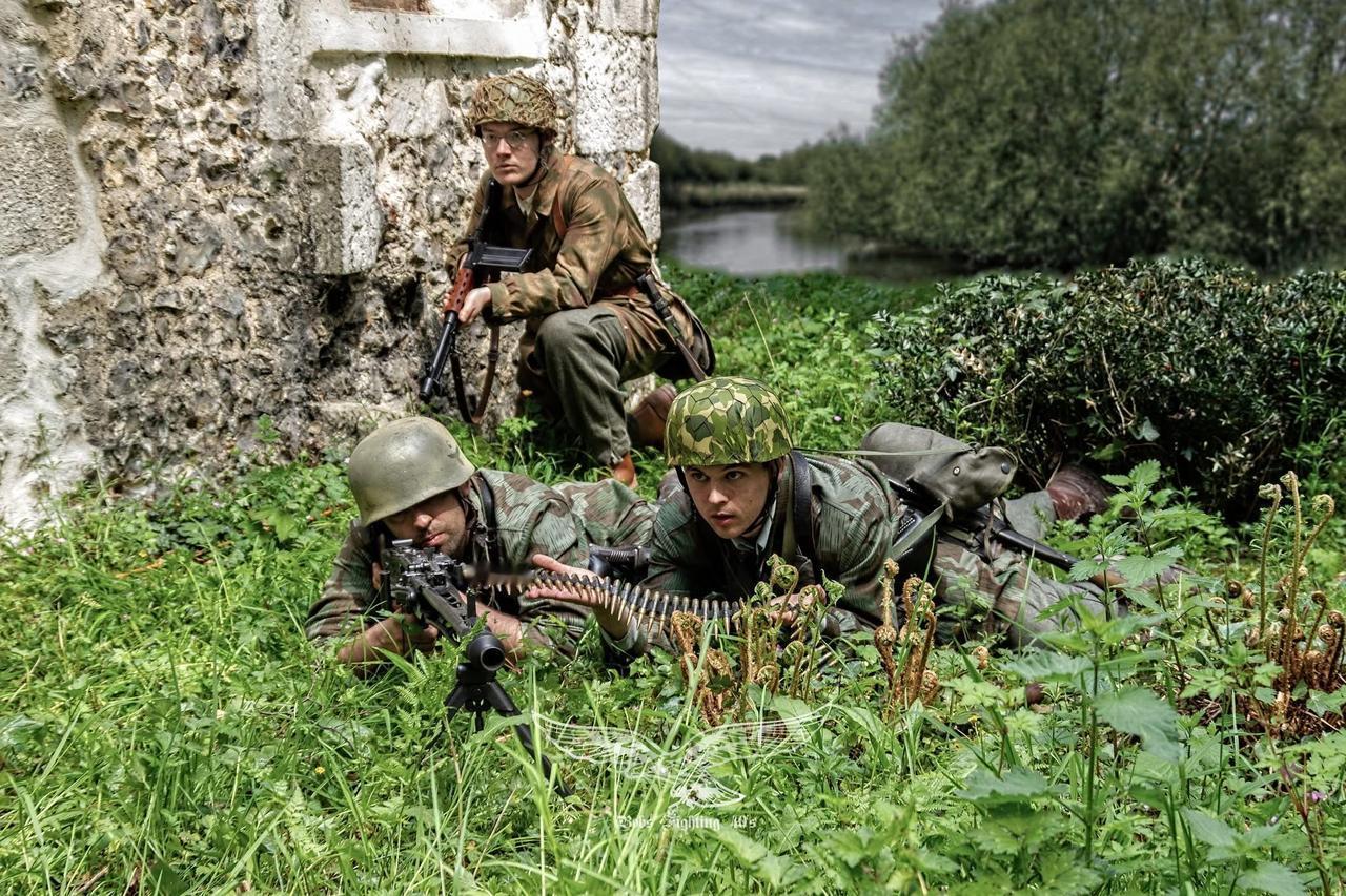 这张军迷重演的二战德国伞兵作战场景各方面都做得不错，就是表情出卖他们了，没有一点