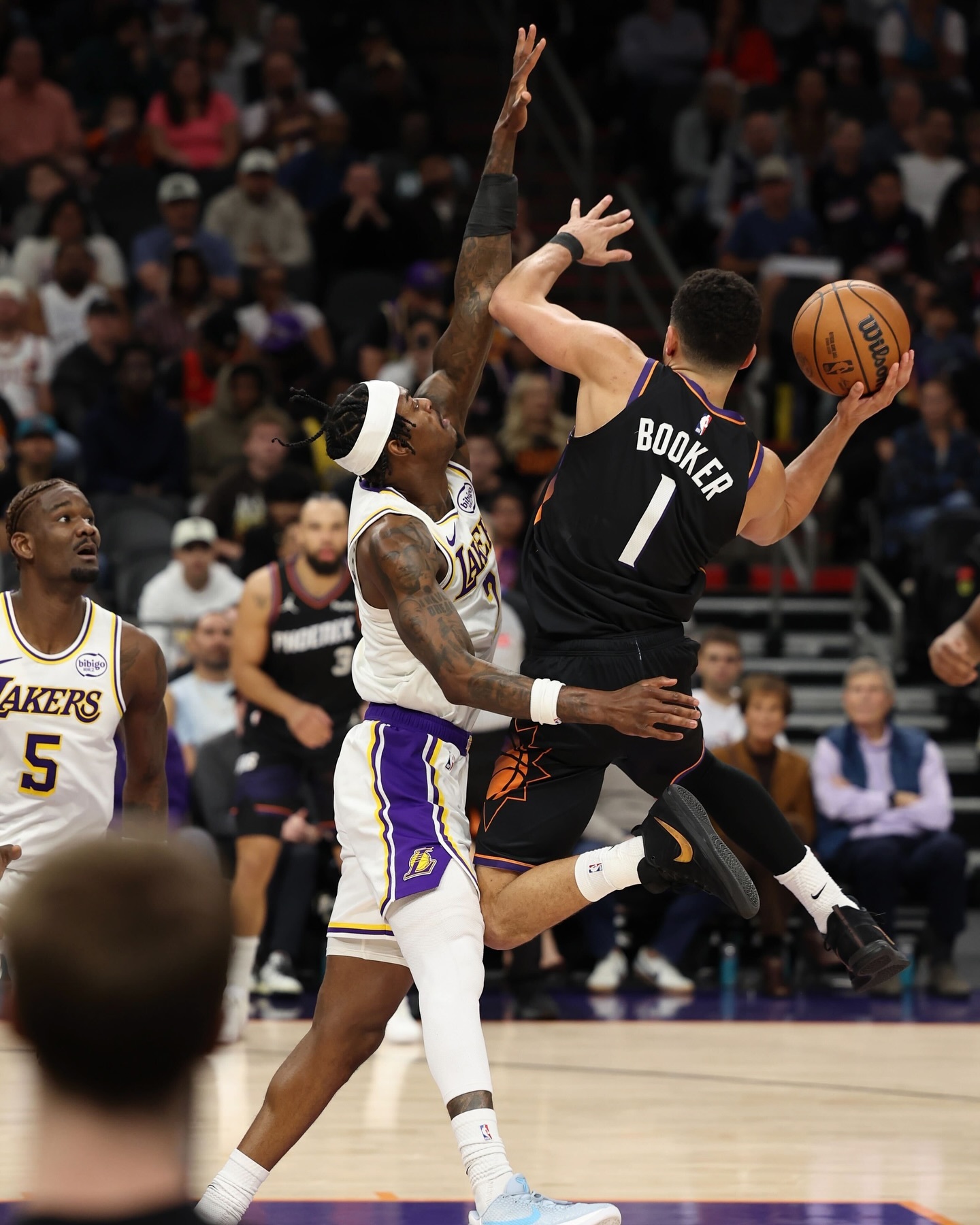 范德彪ins：只要心怀信念，就绝不会动摇，也绝不会屈服。詹姆斯、艾顿、海斯等人点