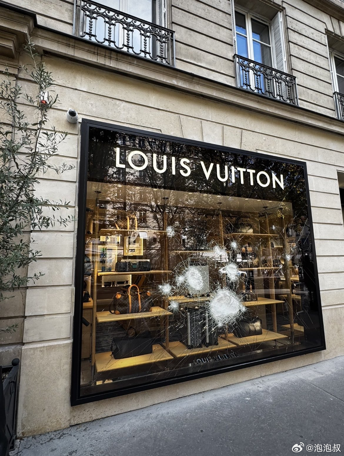 LV还是过于了解自己的国情，所以他们门店玻璃供应商选用了圣戈 班Saint-Go