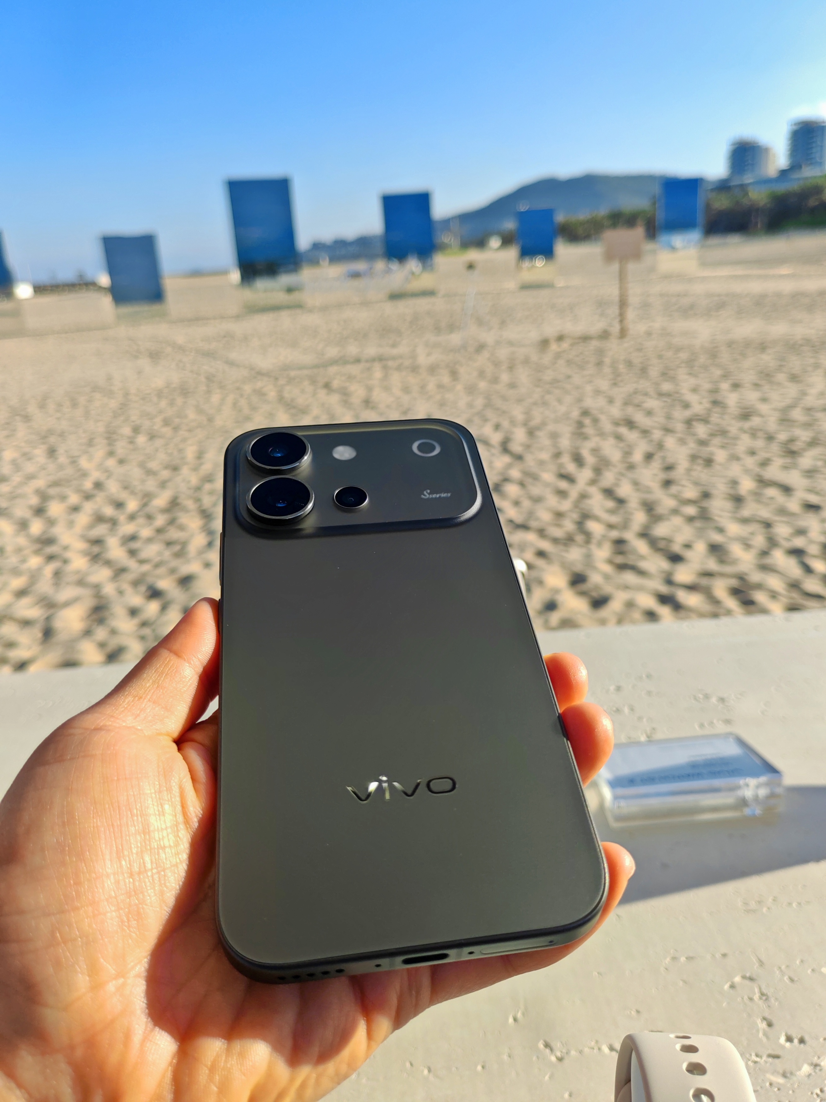 提前摸一摸vivo S60系列，白色很清新，布灵布灵的，应该是主打色，不过小宇还