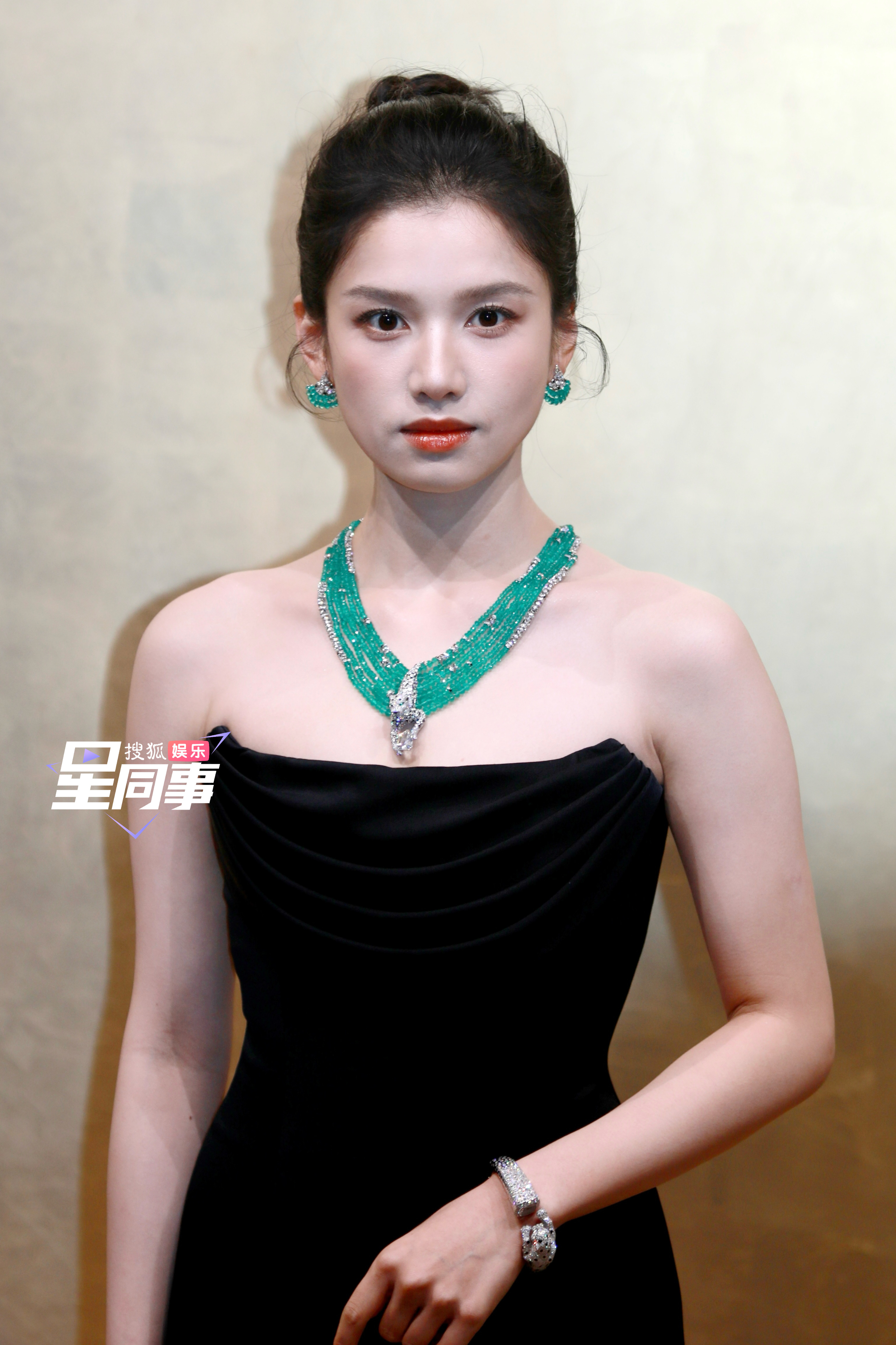 张婧仪｜Cartier美 ！！闪耀的大件高级珠宝就该配这张高奢脸嘛 [抱一抱] 