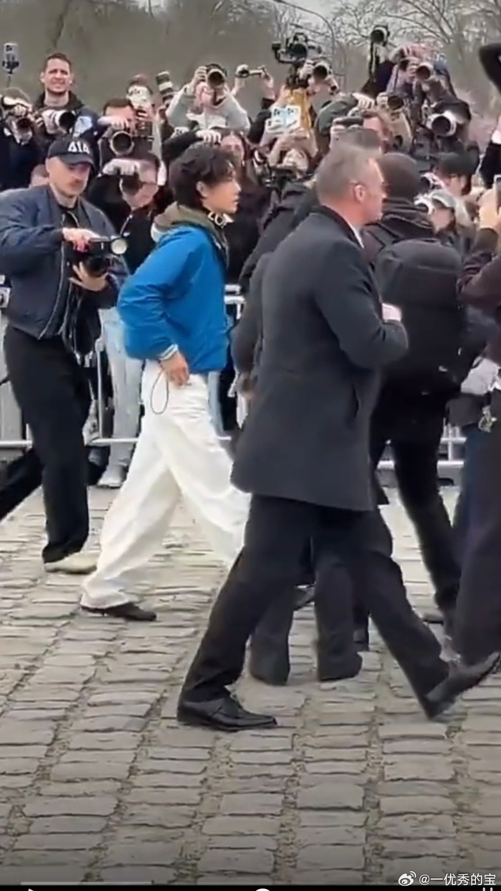 反正就是腿很长，腰很细，肩很宽，背很直。比例很好，正面，侧面，背面，咋看都好看！