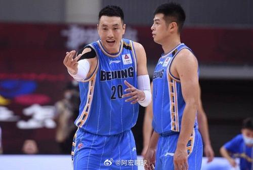 媒体人：翟晓川今夏合同到期，休赛期将会与北汽以老将合同续约翟晓川北控男篮 ​​​