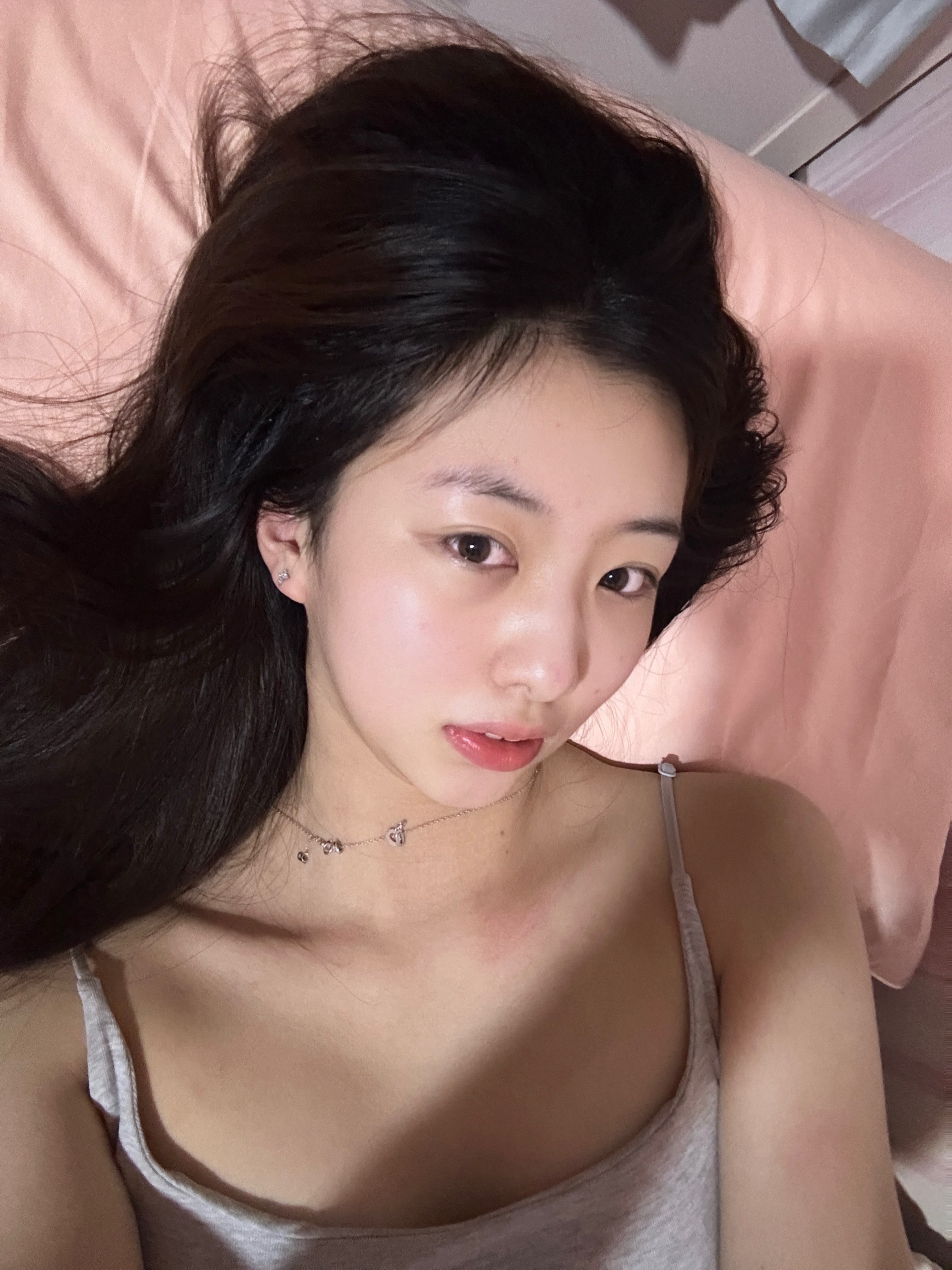 哭成大双眼皮了 