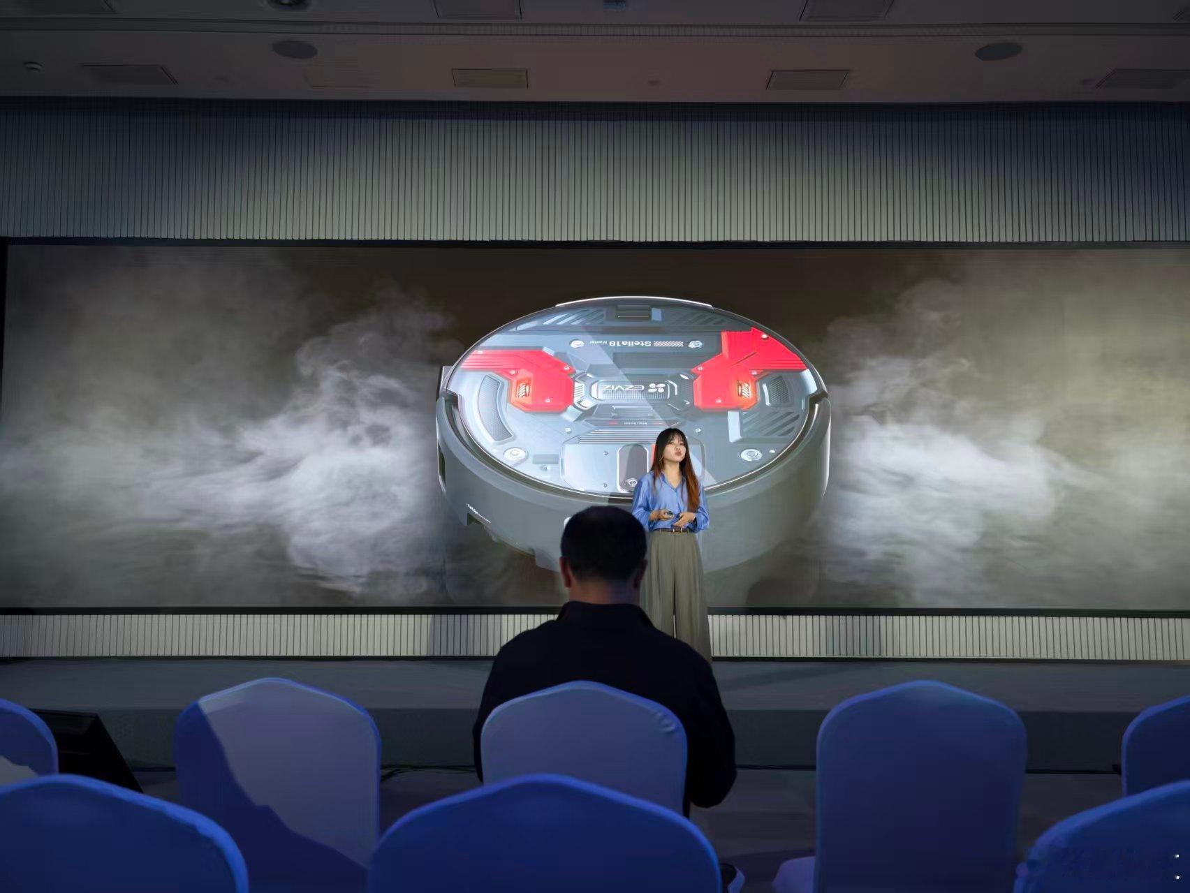 刚刚，萤石 2026 品牌新品发布会结束了。先看智能中枢，萤石 AI CoreX