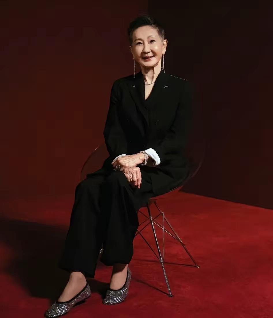 75岁的施南生去世了，
她不是死于意外，
也不是死于高龄，而是死于我们谁都难以躲