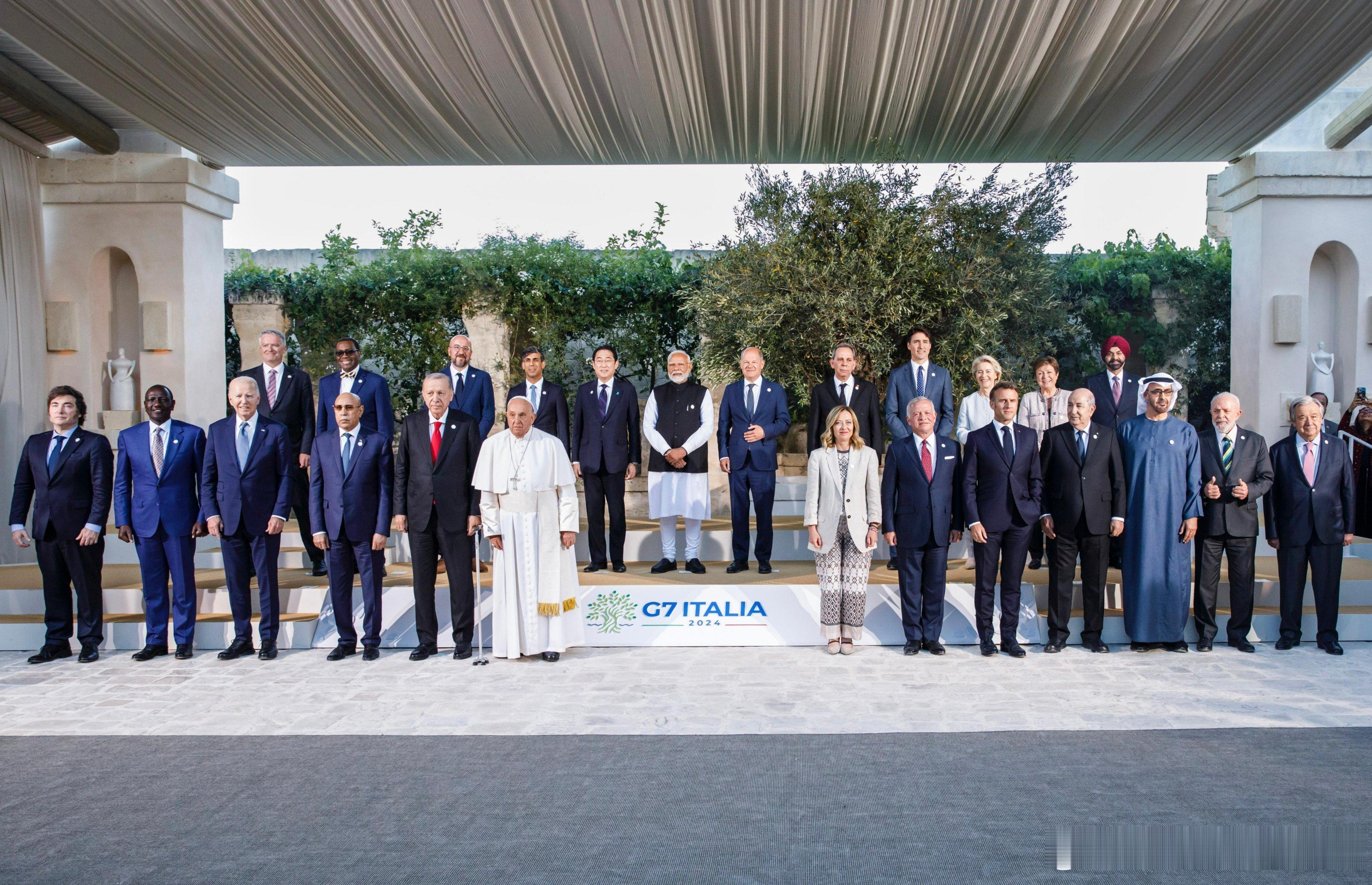 G7与受邀国家和组织合照 ​​​