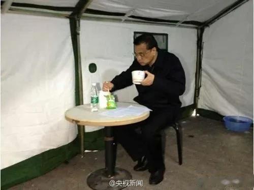 伟大的总理，心中装着人民的总理，人民爱戴的总理！永远怀念李总理！