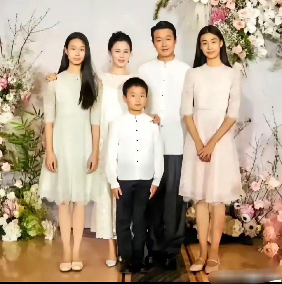 佟大为结婚17年零绯闻，3个孩子完美继承了父母的优良基因，要说在内娱这个大环境下