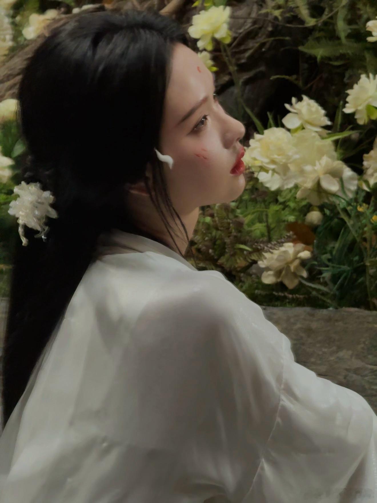 陈都灵月鳞绮纪收官长文 《月鳞绮纪》收官，发长文告别角色雾妄言。“到了与雾妄言说