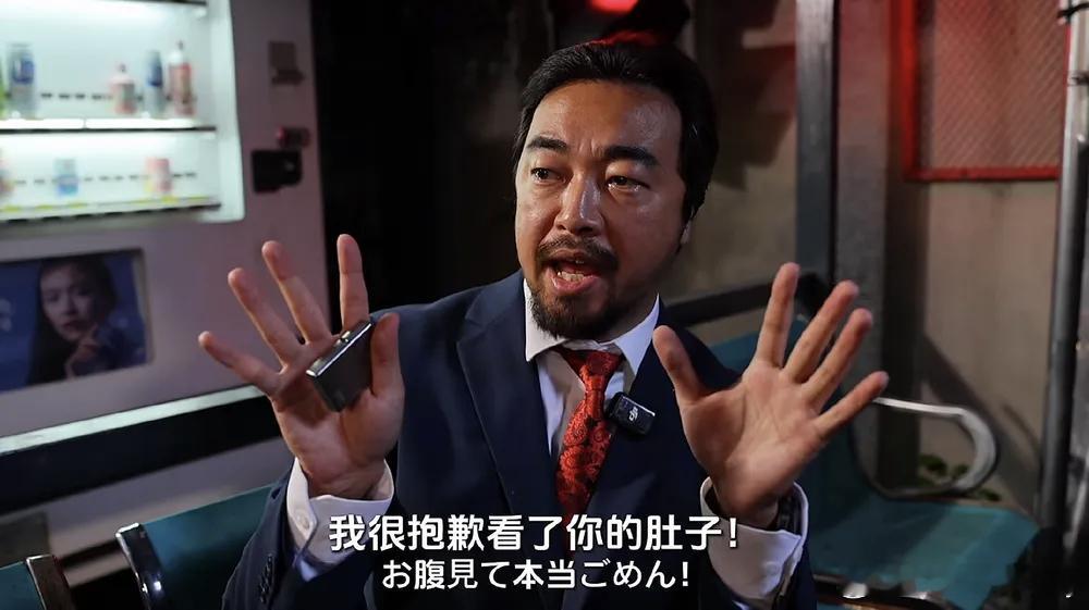 是不是在日本出道了？崩老头 这是日本片子《在超市后门抽烟的二人》剧照 