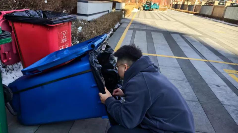 真有这么粗心的人家！哈尔滨一业主20万元现金被家人误当垃圾扔了！物业工作人员追踪