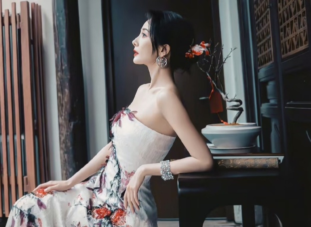 在无人区绽放的白玫瑰独立且美丽，杨幂你美！ 