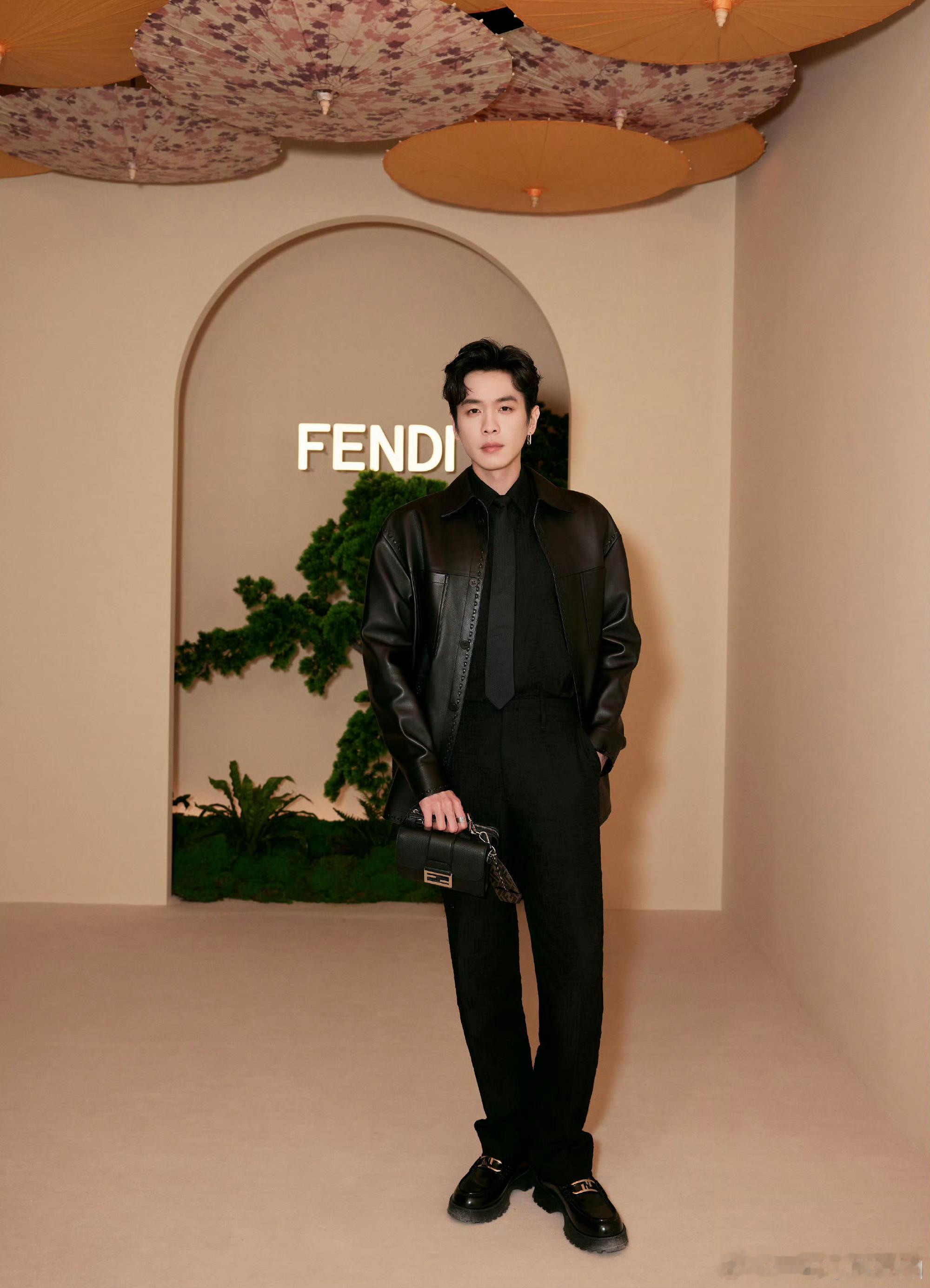 张若昀已集齐Fendi（成衣）+IWC万国表（腕表）+蒂芙尼（珠宝） 三奢战绩✌