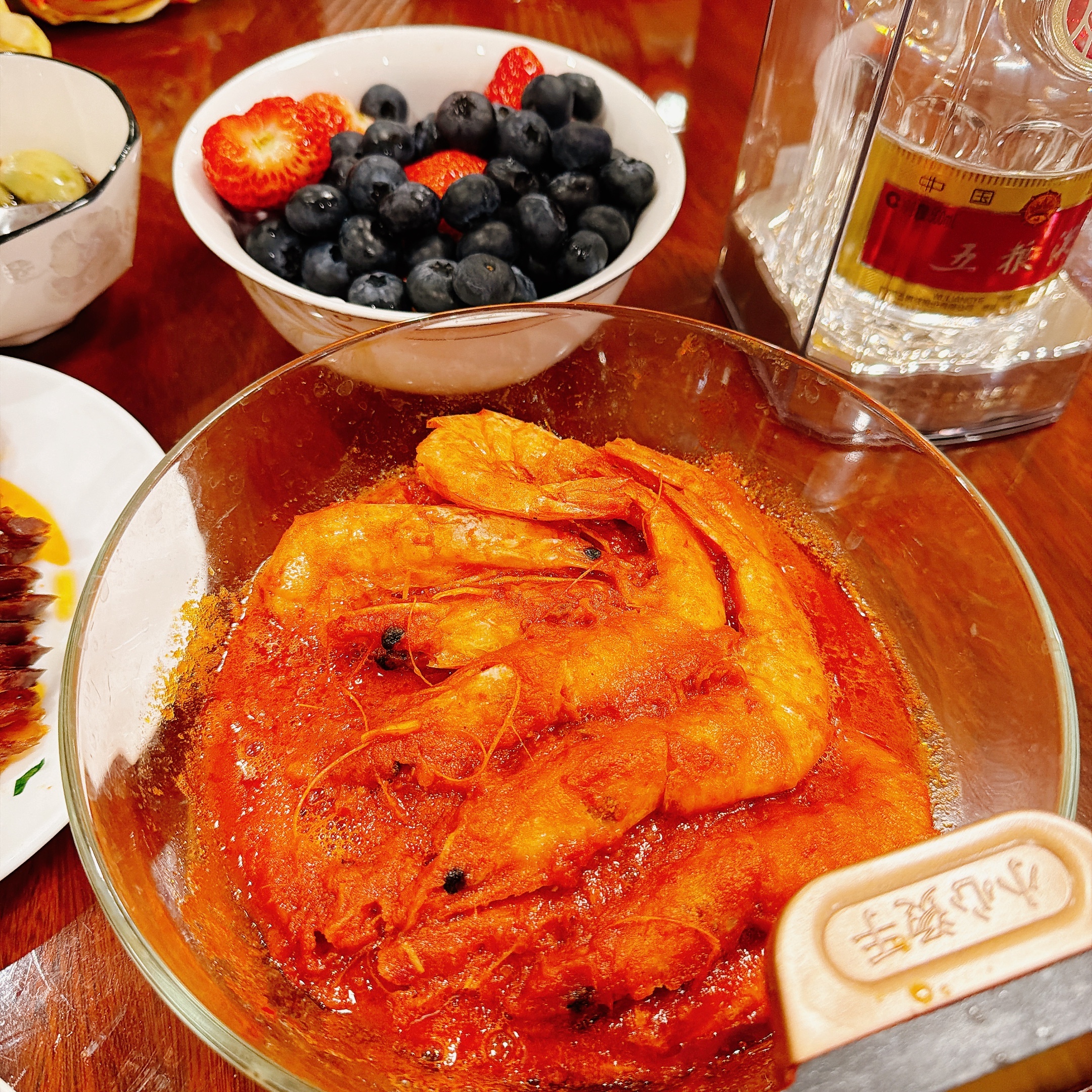 师兄手艺有限，献丑了：诸葛烤鱼，笋衣肘子，鸭汤炖午鱼狮子头，红烩大虾，湖北香肠。