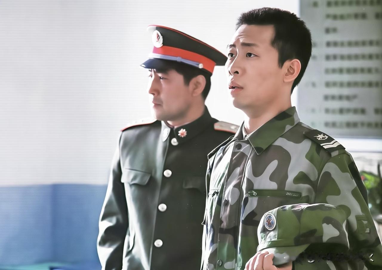 在许三多到来之前，史今是一个在连队待了几年的班长。
许三多到来后从刚开始的垫底拉