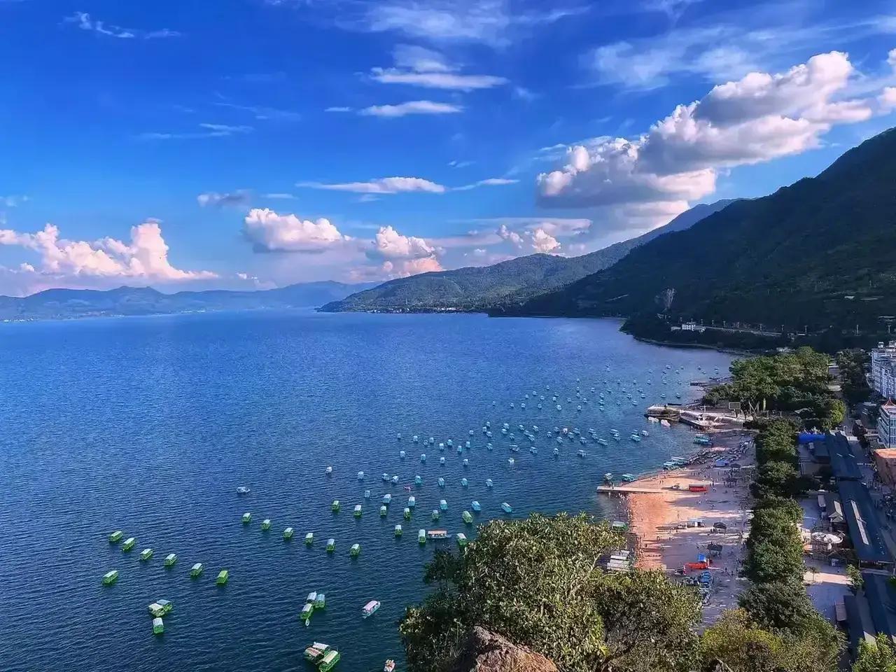 旅行拍照打卡，是生活的礼赞

女人都爱美，记录生活美好瞬间，旅游更是不忘打卡留念