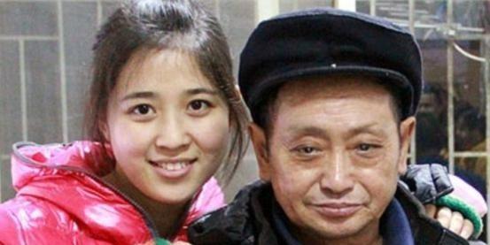 1990年， 重庆 36岁光棍捡到了一个女婴，含辛茹苦将她拉扯长大。没料到，养女