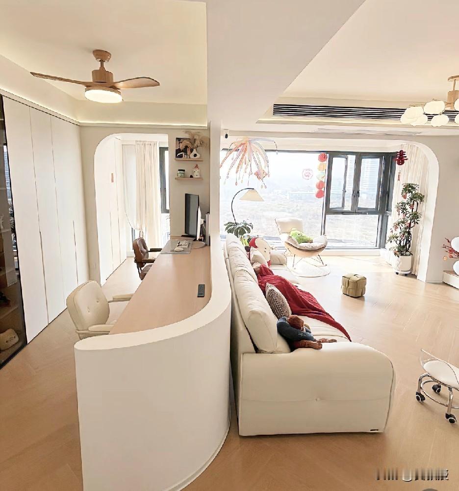 很多人
始终不明白一个道理
在国际舞台上
光靠情绪价值是没有用的
没有实力的愤怒