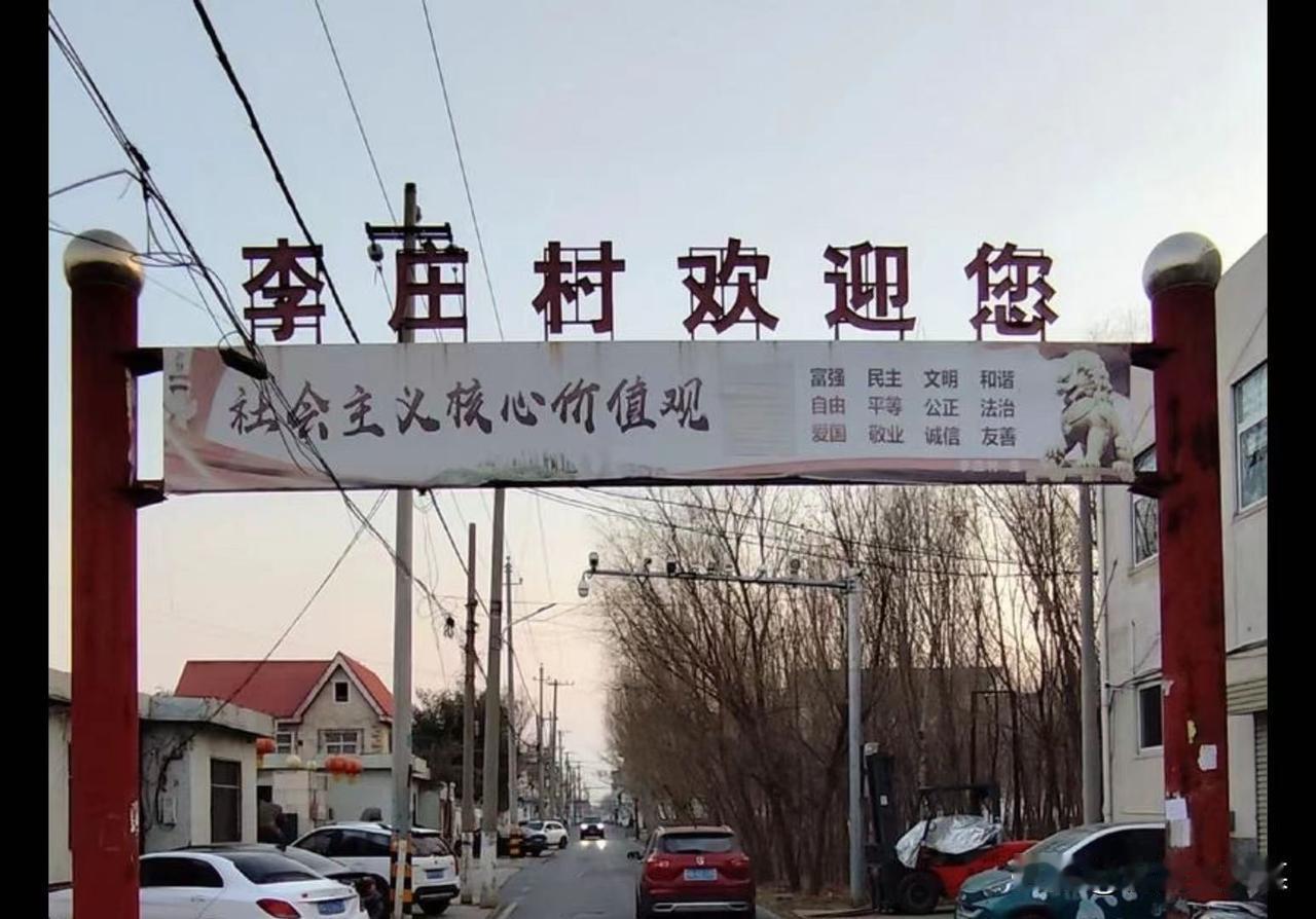 黄谷峪颂

李庆和

斯乃晨光初染，盆谷炊烟起；暮色四合，群山怀抱温。黄谷峪生我