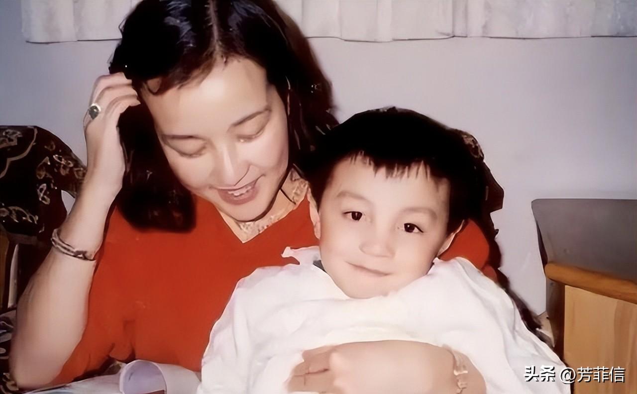 视如己出，终归不是己出，这波代入刘晓庆真的心寒了。
3月25号下午，刘晓庆晒图控