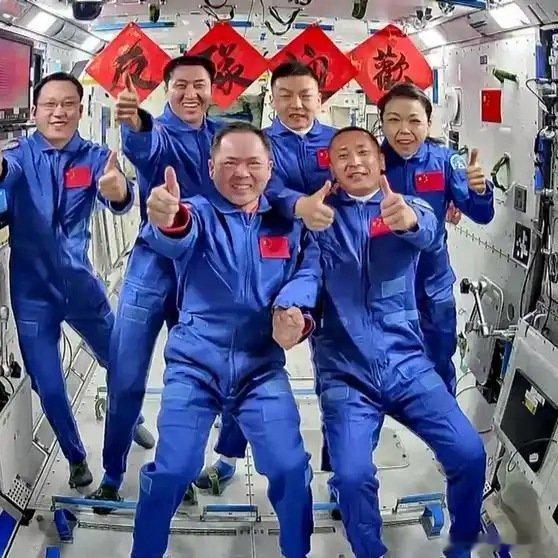 《中国空间站首次迎来香港航天员！第8次“太空会师”现场：六人竖起大拇指》中国空间