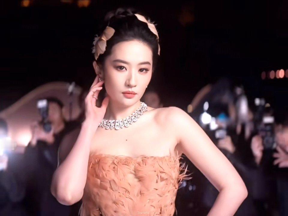 刘亦菲拉高红毯质感刘亦菲好莱坞镜头自信大方 ​​​