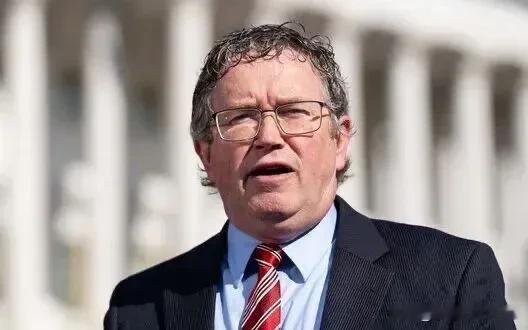 🇺🇸🧐🤔美国众议院议员托马斯·马西：

“昨晚我收到了一张闪存盘，里面包