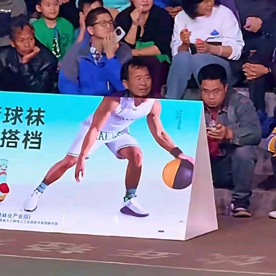 大爷真努力啊搁观众席还练球呢 