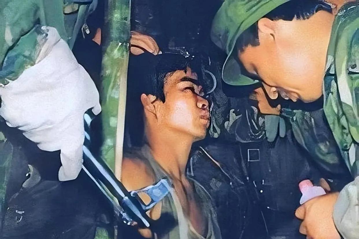 这是战场上的一个奇迹。
老山前线，他成功捕俘一名越军，胸口被敌人插中一把匕首，他