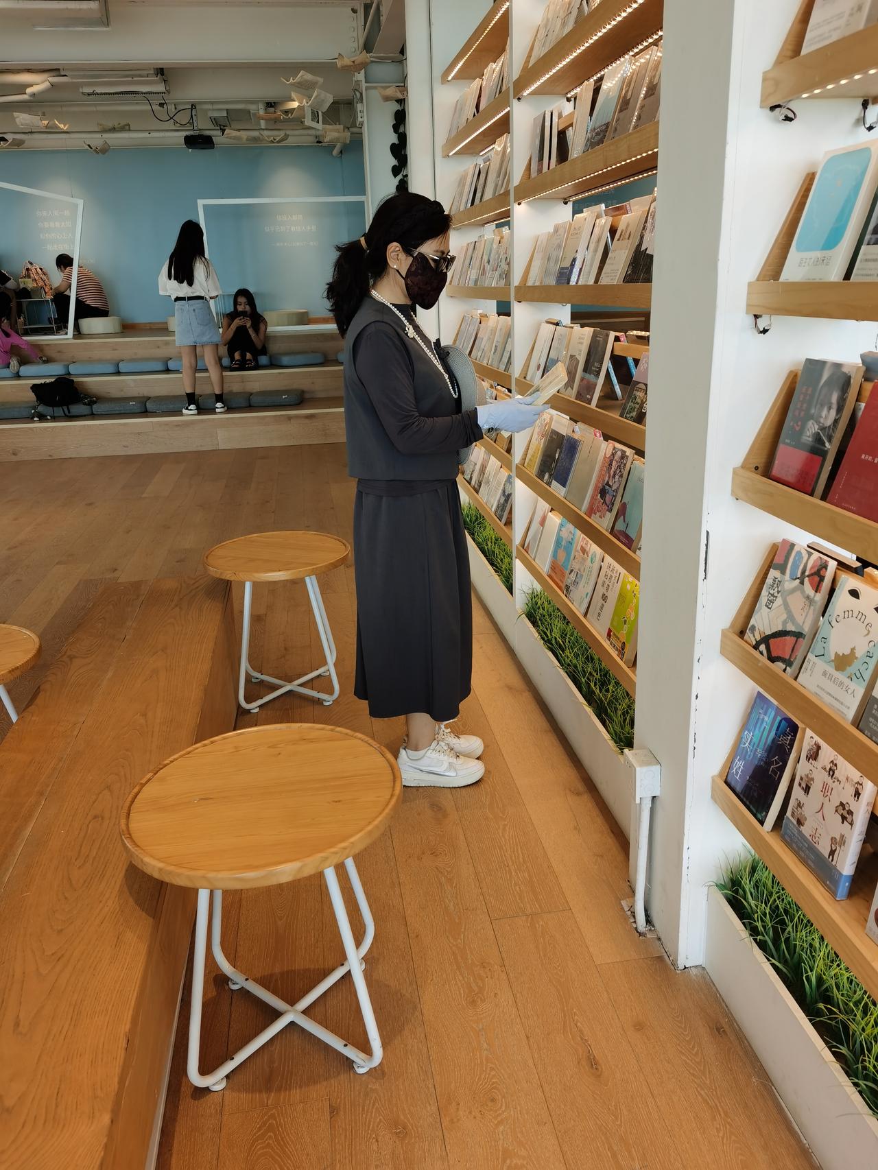 这个病必须治
1、恐高症是一个严重的病，近乎交易市场的癌症。大A对普通交易者就是