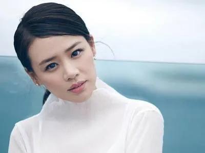 素衣白裙美，清丽如仙子。