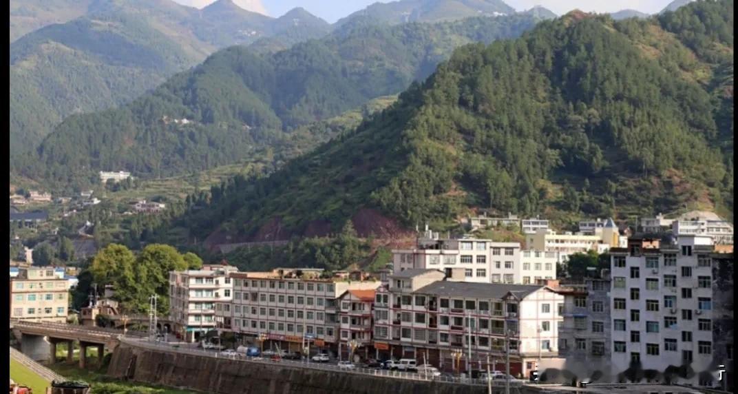 大山深处的习水画卷赤水丹霞石 
 
走进贵州习水县，仿佛跌入一幅被时光浸润的山水