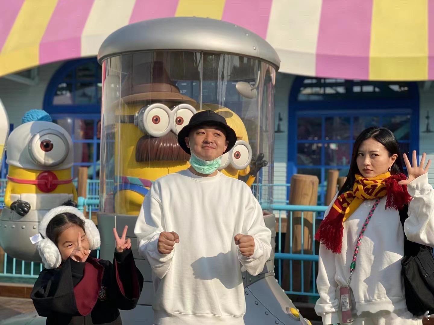 包文婧晒4月孕肚 前段时间看她和她老公直播，网友问说是不是怀了，她老公说网友你的