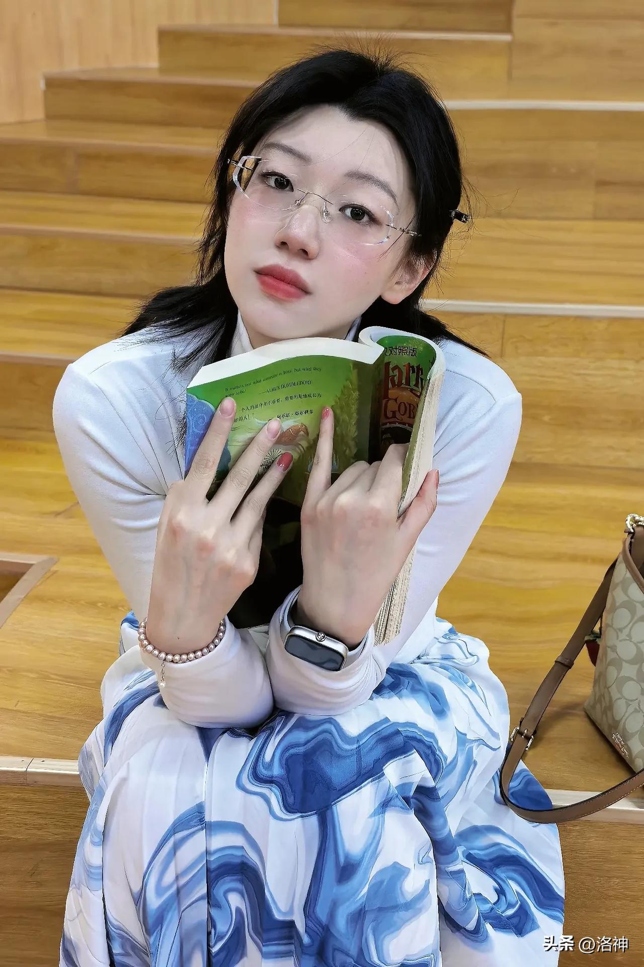 你说爱我就跟我走。
你就让我走嘛 你走我的路 走去我的相册 请跟我的旅行照 哥哥