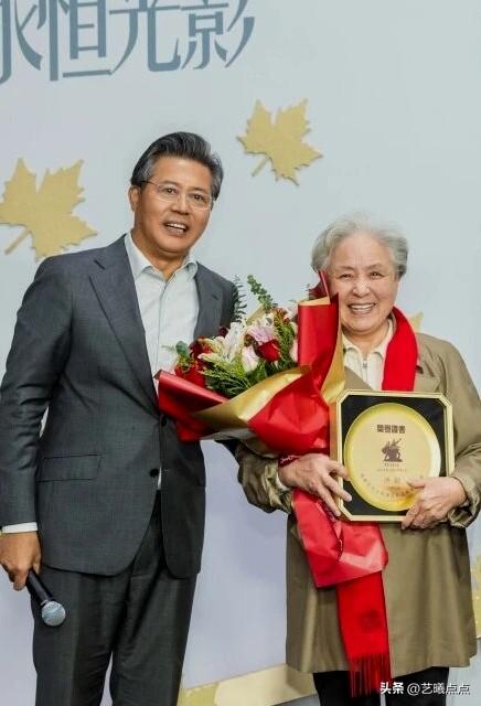 左边是上影演员剧团团长佟瑞欣，右边这位女士也是上影演员，七、八十年代她参演了《年