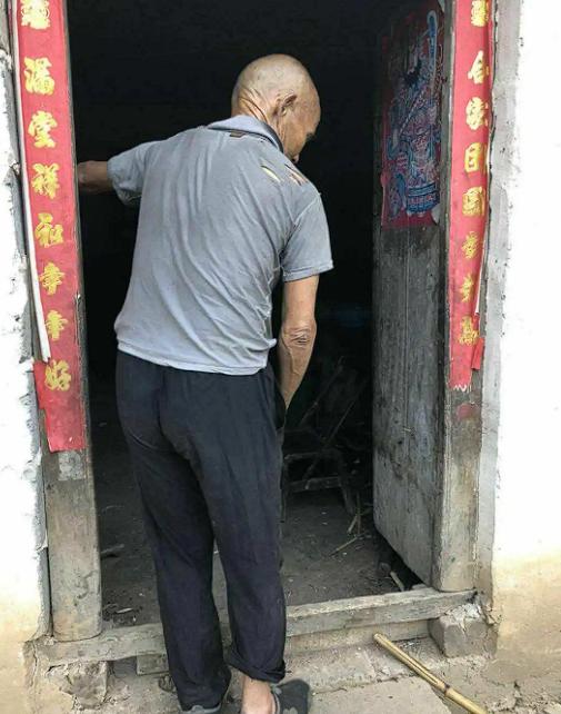 被七块钱感动到了！河南漯河，一位老人站在衣服摊前迟迟不走，想买件白背心，可自己只