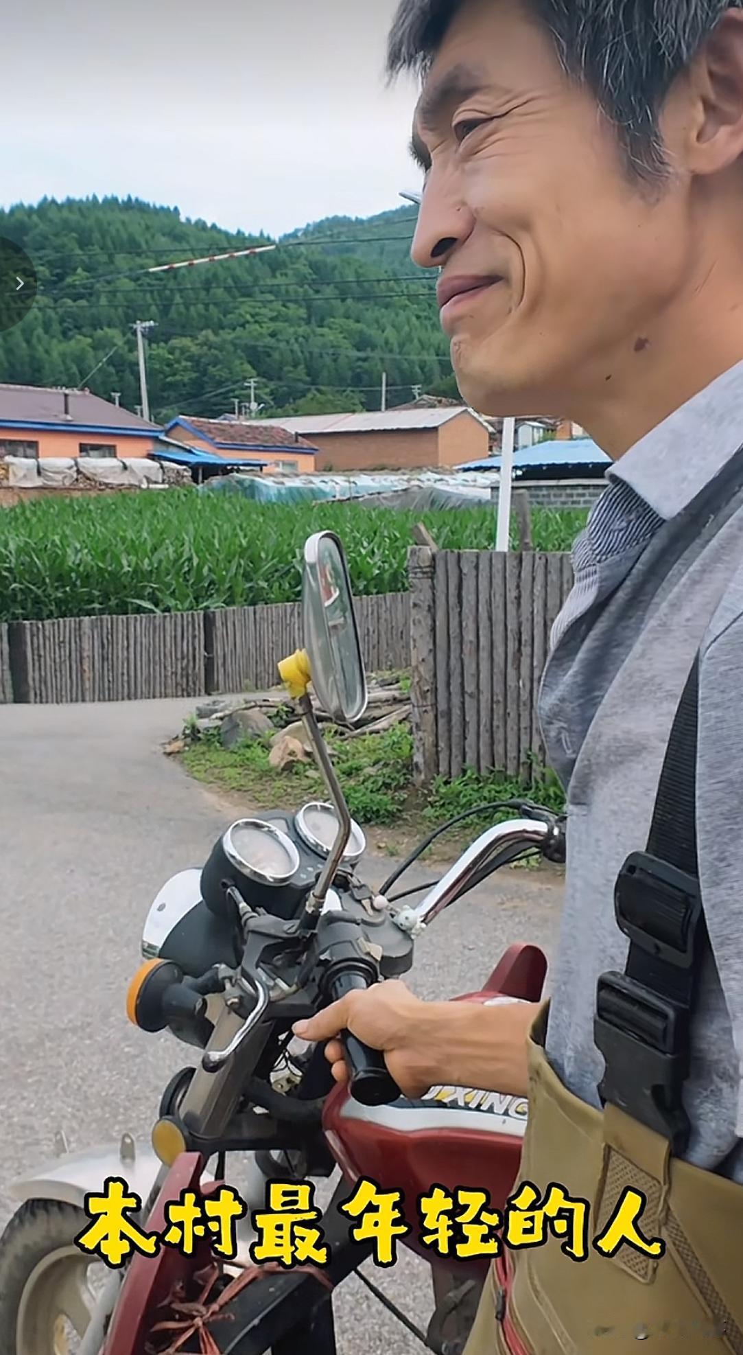 刚看到一个东北小伙回乡后跟村里人聊天。
那个男人头发花白，看上去五六十岁，他说自