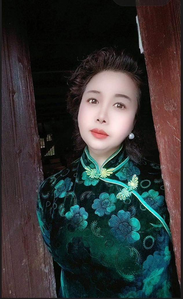 春天，万物复苏的季节，刚来那年种下的花花草草如今每年如期开放，墙头的红木香，重瓣