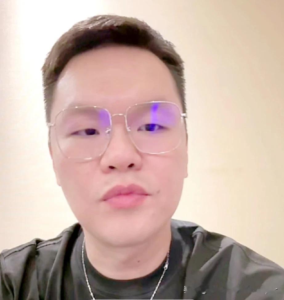 广东出局第二天，朱芳雨开始直播，球迷吃“定心丸”，杜锋帅位稳，周琦是关键，涉及朱