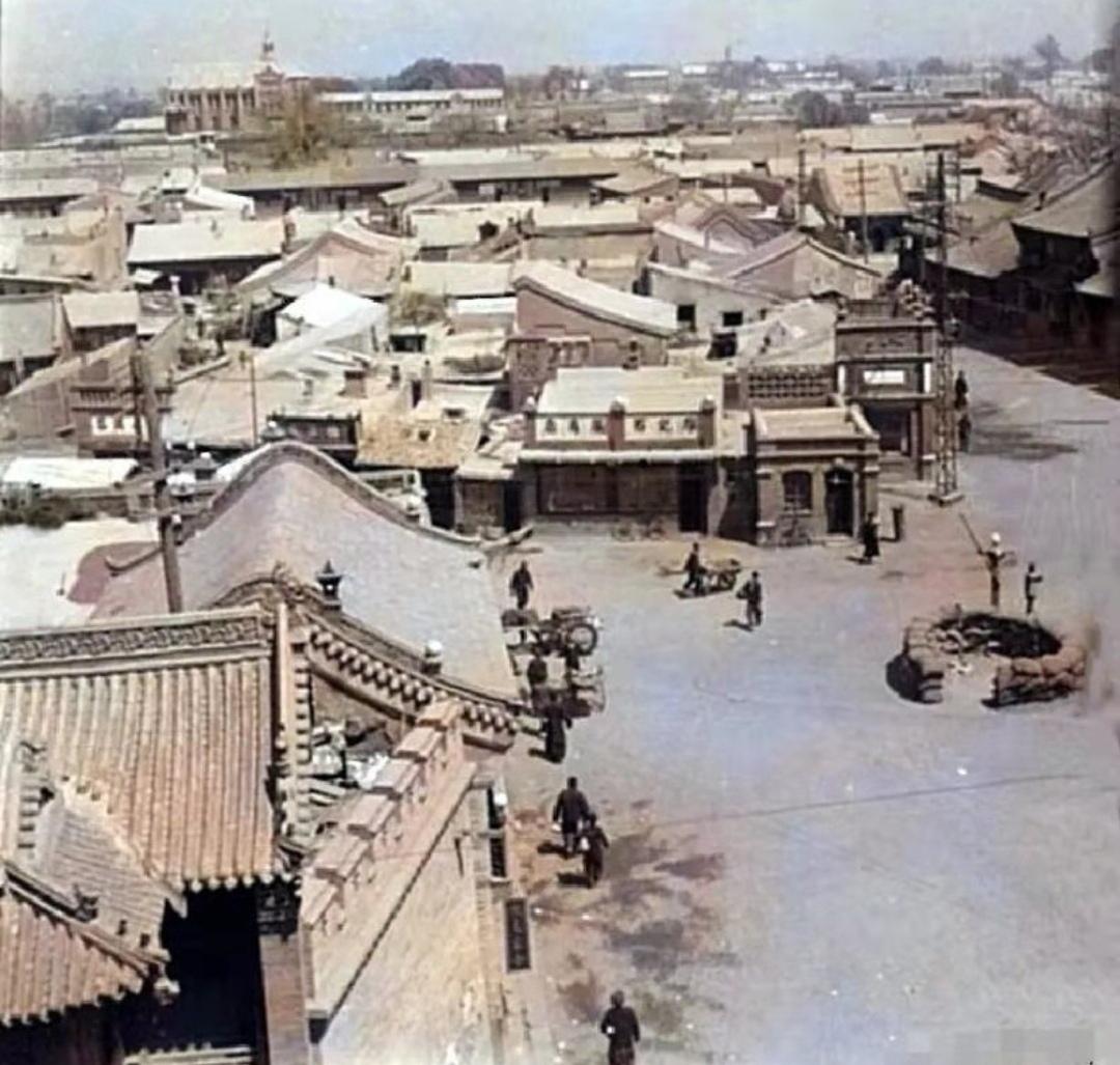 青城印记
今天发一张旧城北门外的老照片。照片中远处的地方在1959年以前叫羊岗子