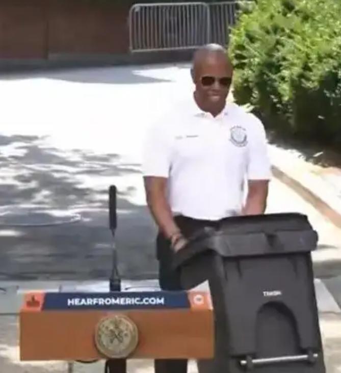 垃圾桶不应该都有盖子吗？纽约市长为什么那么自豪？

为纽约引入带盖垃圾桶，纽约市