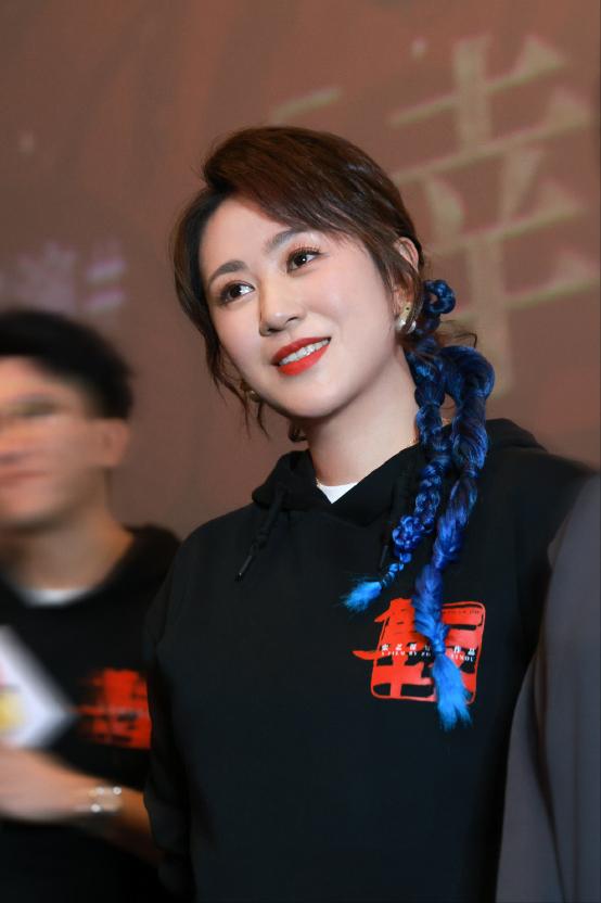 演员，马丽说，那天是一个阴雨天，蒙蒙细雨，我化妆的时候，手指都在颤抖，那是我第一