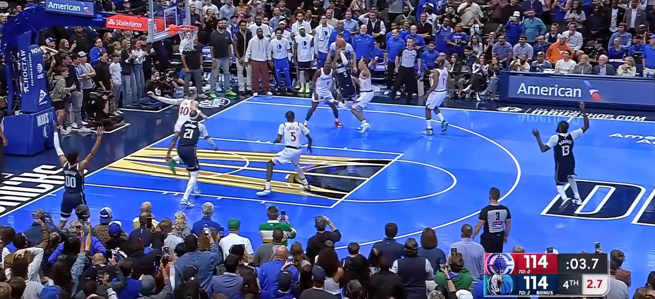 一直疑惑为什么基德不让拉塞尔首发，直到看到这个回合就理解了！

今天独行侠主场迎