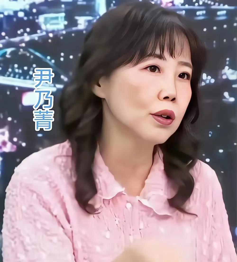事实上，这个尹乃菁就是个两面人，两面派！
