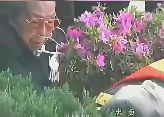 薛明参加儿子贺鹏飞葬礼，一张罕见的留影，这张照片拍摄于2001年3月29日，地点