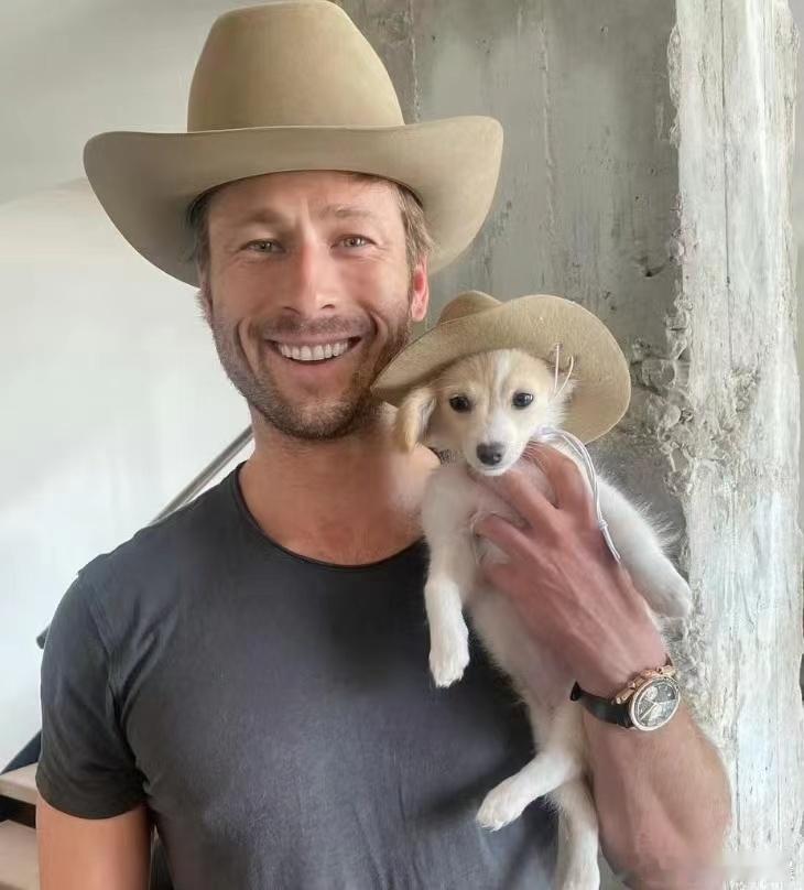 有这样的搭档，拍戏再辛苦也开心吧，看他把狗抱得那么小心，动作真的好轻柔，定制小戏